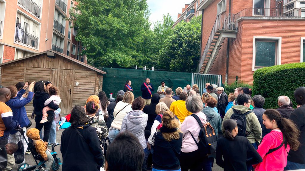 Face à l’annonce brutale de la fermeture de la crèche des Granges, parents et personnels rassemblés devant l’établissement, à l’invitation  de Marion Martin et Hocine Tmimi, conseillers départementaux.